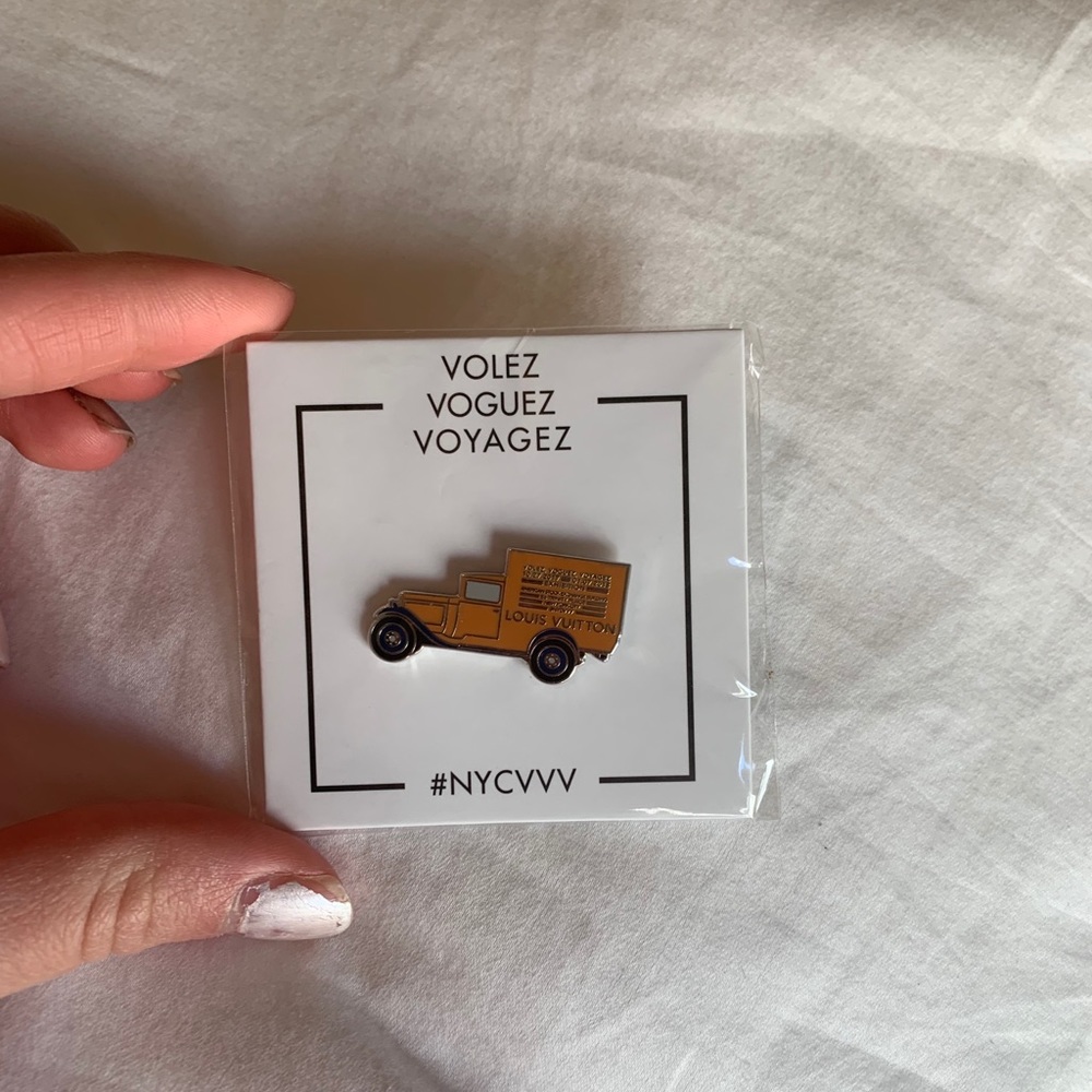 Authentic Louis Vuitton pin - Picture 2 of 3